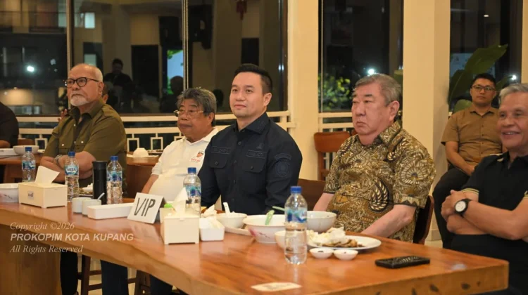 Wali Kota Kupang Serahkan Hadiah Lomba Kebersihan Kelurahan