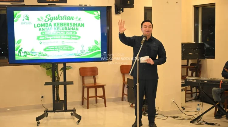 Wali Kota Kupang Serahkan Hadiah Lomba Kebersihan Kelurahan