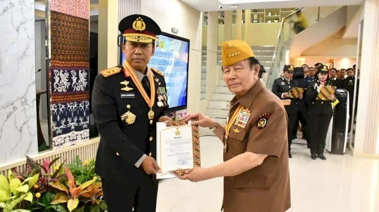 Kapolda NTT Terima Bintang Kehormatan Lembaga Veteran RI