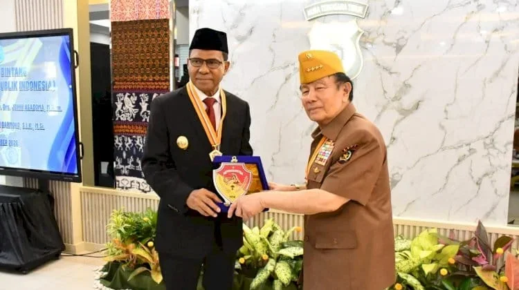 Kapolda NTT Terima Bintang Kehormatan Lembaga Veteran RI