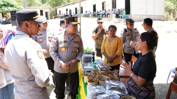 Kapolda NTT Borong Produk UMKM Binaan Polsek Kualin TTS