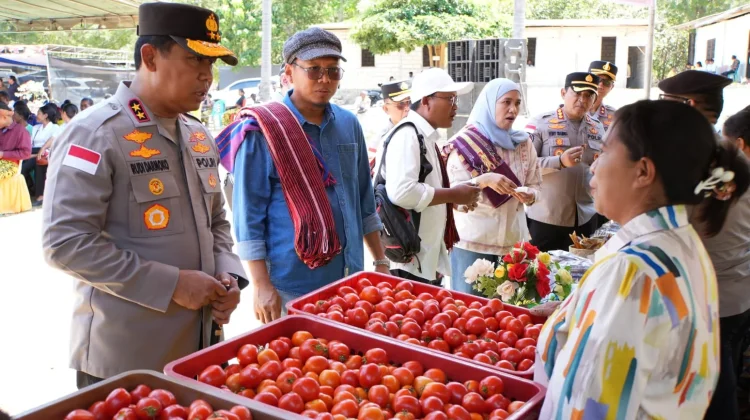 Kapolda NTT Borong Produk UMKM Binaan Polsek Kualin TTS