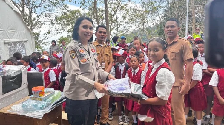 Polda NTT Bantuan Kemanusiaan Trauma Healing di SDK Gapong Manggarai