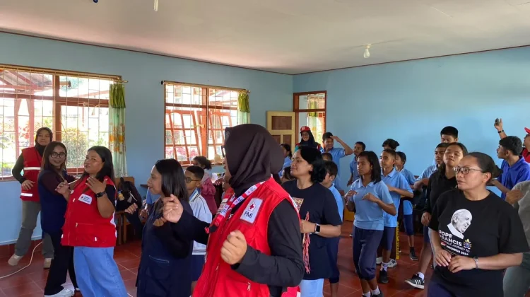 PMI Salurkan Bantuan Kemanusiaan di SLB Karya Murni Ruteng