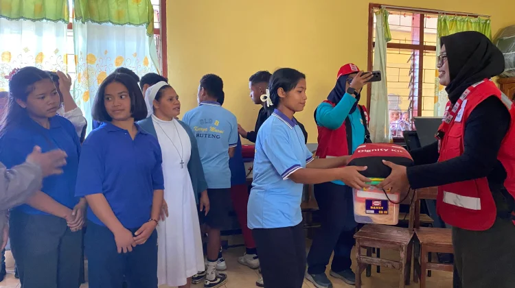 PMI Salurkan Bantuan Kemanusiaan di SLB Karya Murni Ruteng
