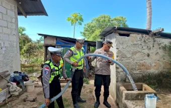 Polres Sumba Timur Bagi Air Besih jelang HUT Bhayangkara ke 80