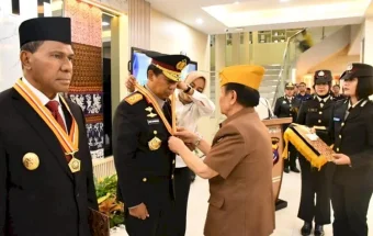 Kapolda NTT Terima Bintang Kehormatan Lembaga Veteran RI