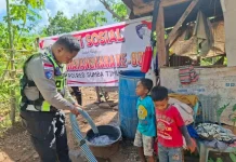 Polres Sumba Timur Bagi Air Bersih Kepada Warga