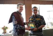 Melki Tawarkan Industri Garam dan Penerbangan Kupang Darwin Kembali