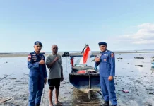 Polairud Polda NTT Bagi Bendera Menjelang HUT 81 RI Bagi Warga Pesisir Flotim