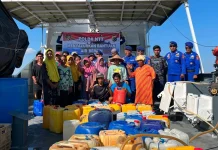 Polairud Polda NTT Salurkan Air Bersih Bagi Warga Pulau Kera