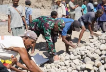 Gotong Royong Danrem 161/Wira Sakti Bersama Warga Bangun Jembatan Amfoang