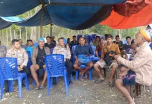 Kabid TIK Polda NTT Bersama Kapolres Sumba Barat Melayat ke Rumah Duka Almarhum JT