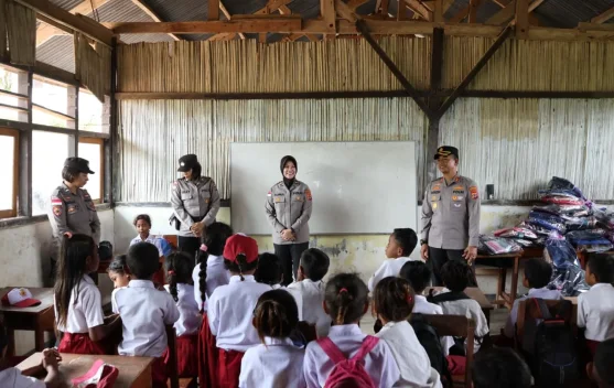 Bantuan Alat Tulis Pelajar SD Negeri Oeyek