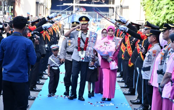 Tradisi Pedang Pora Sambut Brigjen Pol Faizal Sebagai Wakapolda NTT
