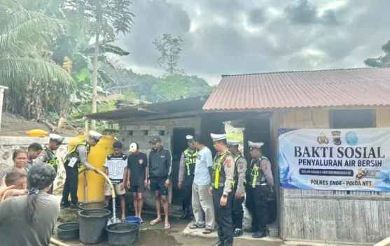 Polres Ende Bagi Air Bersih Bagi Warga Onekere