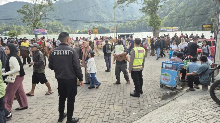H+1 Lebaran, Polres Magetan Tingkatkan Pengamanan di Telaga Sarangan