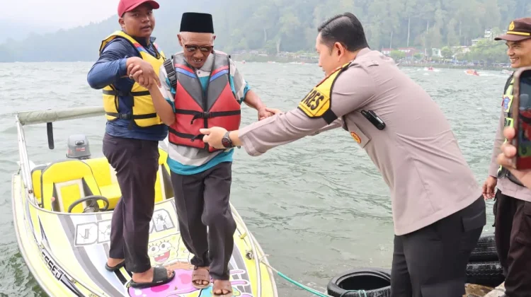 Ribuan Wisatawan Padati Telaga Sarangan, Kapolres Magetan Turun Langsung Patroli