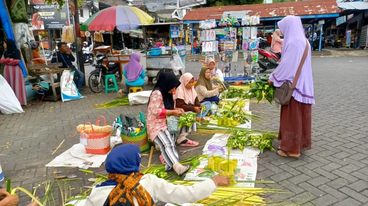Syawalan Tingkatkan Permintaan Bungkus Ketupat di Pasar Plaosan