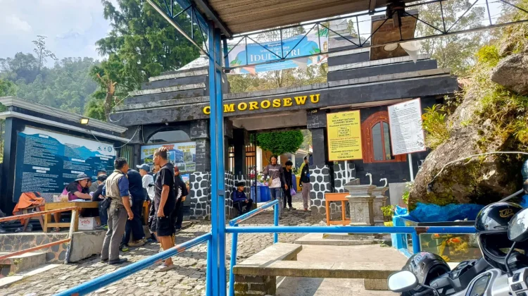 Ribuan Pendaki Lawu Naik via Jalur Cemoro Sewu Magetan Selama Lebaran 2026