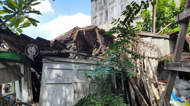 Dua Rumah Roboh dalam Sehari, BPBD Kota Madiun Salurkan Bantuan