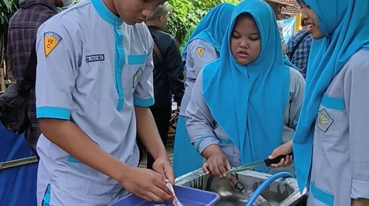 ABSULE, Siswa MTsN 12 Madiun Sukses Olah Makanan Sisa MBG Jadi Abon sukun lele