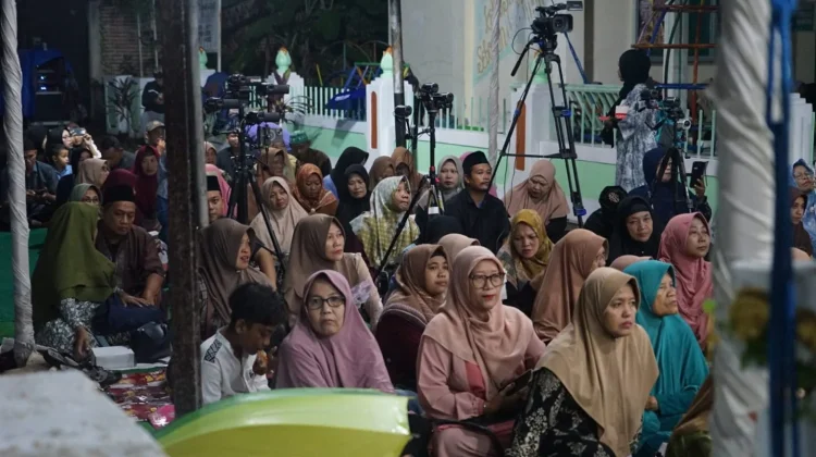 Pererat Silaturahmi, Warga Sluru Sambirejo Jiwan Gelar  Pengajian