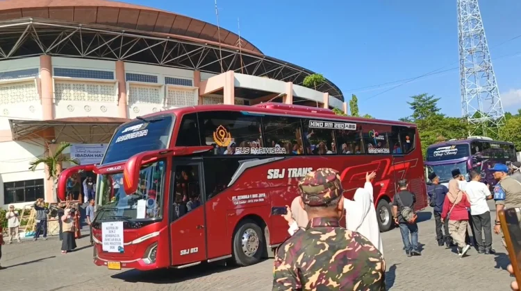 Haru dan Khidmat, Ratusan Jemaah Haji Magetan Diberangkatkan ke Tanah Suci