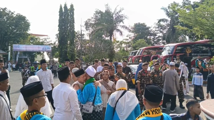 Berangkatkan Jemaah Haji Bupati Nanik Minta Jemaah Haji Jaga Kekompakan