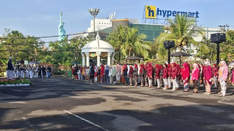 Apel Hari Kartini di Halaman Balai Kota Madiun