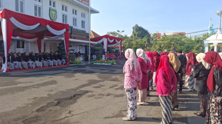 Apel Hari Kartini di Halaman Balai Kota Madiun