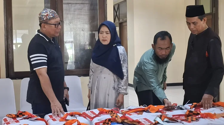 Kepala Kemenhaj Kota Madiun Cek Koper Jemaah Haji jelang Keberangkatan