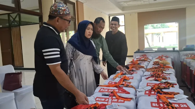 Kepala Kemenhaj Kota Madiun Cek Koper Jemaah Haji jelang Keberangkatan