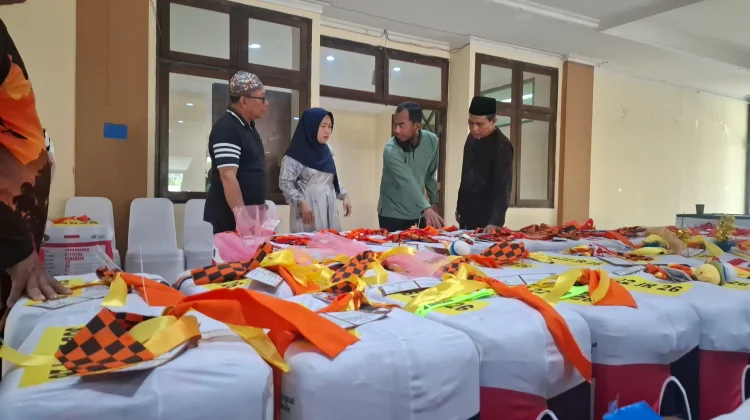 Kepala Kemenhaj Kota Madiun Cek Koper Jemaah Haji jelang Keberangkatan