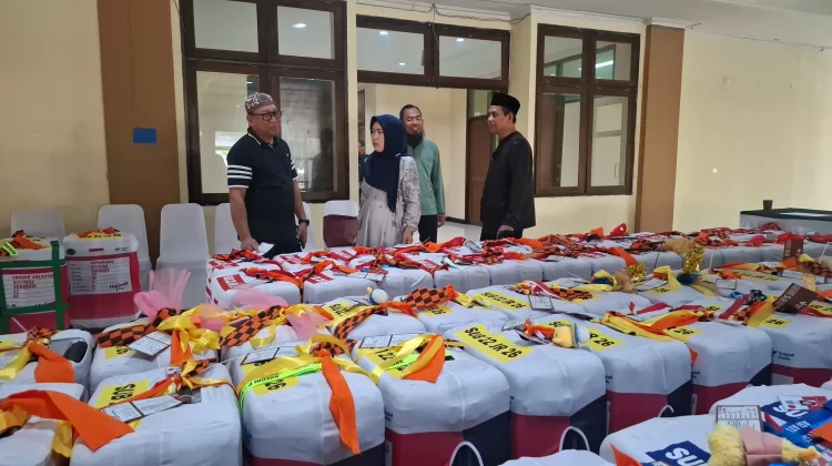 Kepala Kemenhaj Kota Madiun Cek Koper Jemaah Haji jelang Keberangkatan