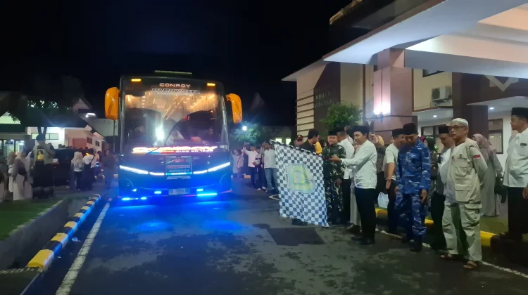 Plt Wali Kota Madiun Lepas Lima Bus Jemaah Haji ke Embarkasi Surabaya