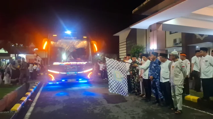 Plt Wali Kota Madiun Lepas Lima Bus Jemaah Haji ke Embarkasi Surabaya