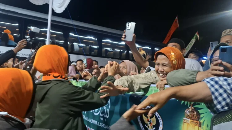 Suasana Haru Jemaah Haji Kota Madiun Berpamitan dengan Keluarga sebelum