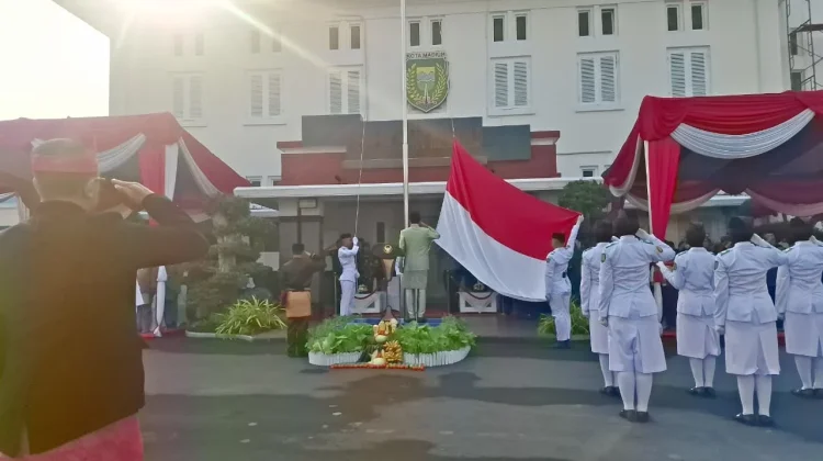 Bendera Merah Putih Berkibar dalam Upacara Hardiknas 2026 di Kota Madiun