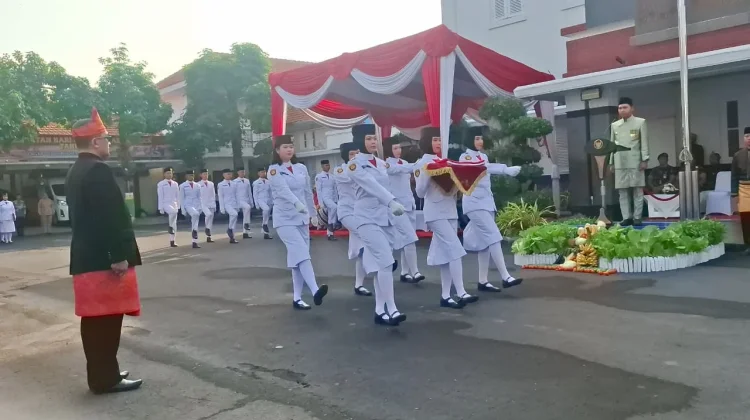 Bendera Merah Putih Berkibar dalam Upacara Hardiknas 2026 di Kota Madiun