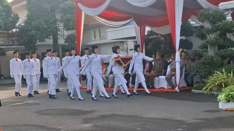 Bendera Merah Putih Berkibar dalam Upacara Hardiknas 2026 di Kota Madiun