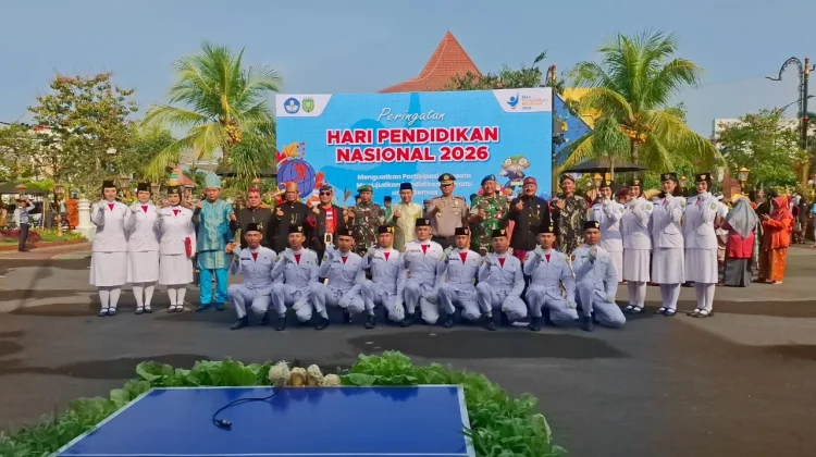 Bendera Merah Putih Berkibar dalam Upacara Hardiknas 2026 di Kota Madiun