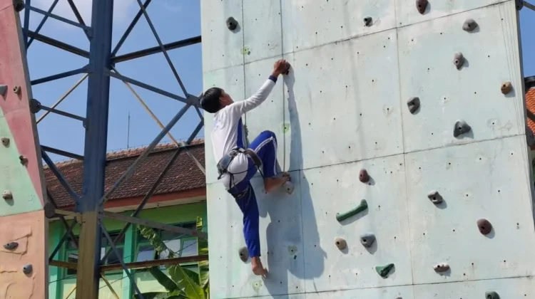 Potret Siswa SMP Kota Madiun Ikuti O2SN Cabang Panjat Tebing