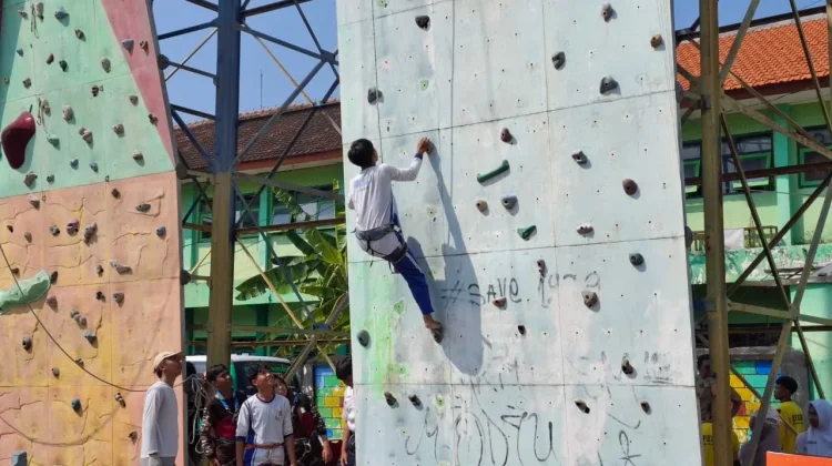 Potret Siswa SMP Kota Madiun Ikuti O2SN Cabang Panjat Tebing