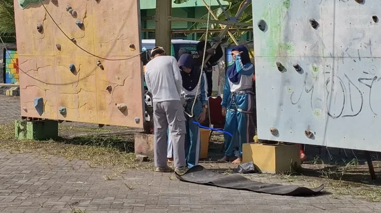 Potret Siswa SMP Kota Madiun Ikuti O2SN Cabang Panjat Tebing