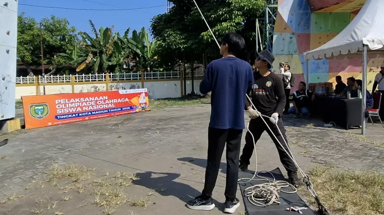 Potret Siswa SMP Kota Madiun Ikuti O2SN Cabang Panjat Tebing