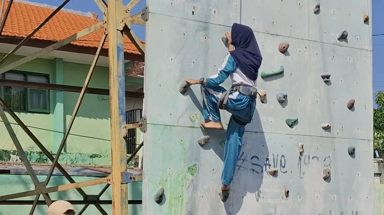 Potret Siswa SMP Kota Madiun Ikuti O2SN Cabang Panjat Tebing