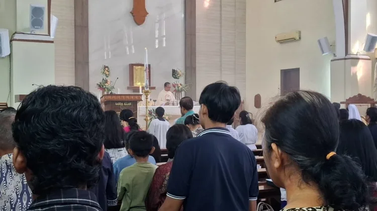 Suasana Misa Perayaan Hari Kenaikan Yesus Kristus di Gereja St. Cornelius Madiun