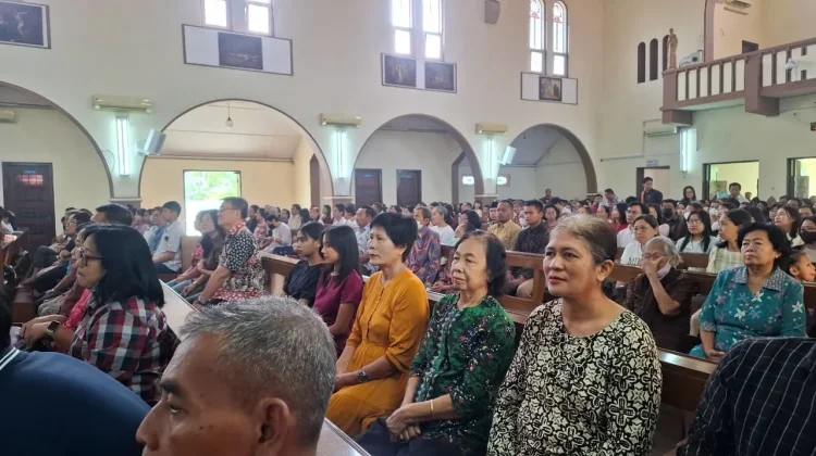 Suasana Misa Perayaan Hari Kenaikan Yesus Kristus di Gereja St. Cornelius Madiun