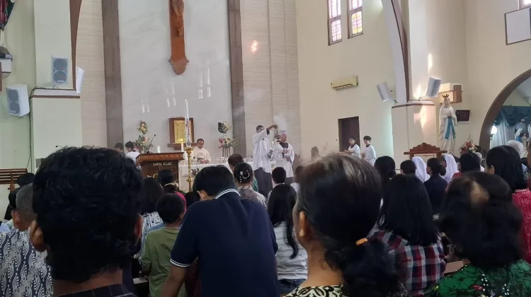 Suasana Misa Perayaan Hari Kenaikan Yesus Kristus di Gereja St. Cornelius Madiun